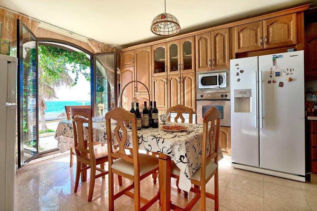 Casa De Sueno En La Playa Villa Adra Ngoại thất bức ảnh